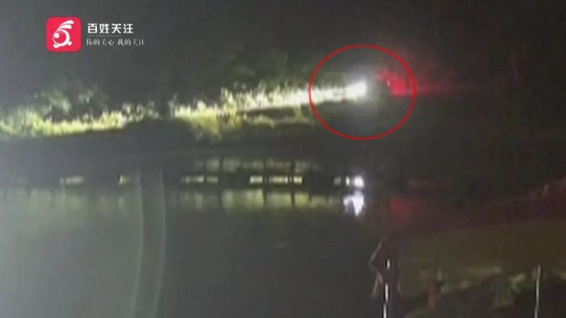 近日，贵阳市白云区居民方先生在驾车途中，因一疏忽导致车辆失控，结果人车一同冲入了邻近的鱼塘。-创优资源分享网