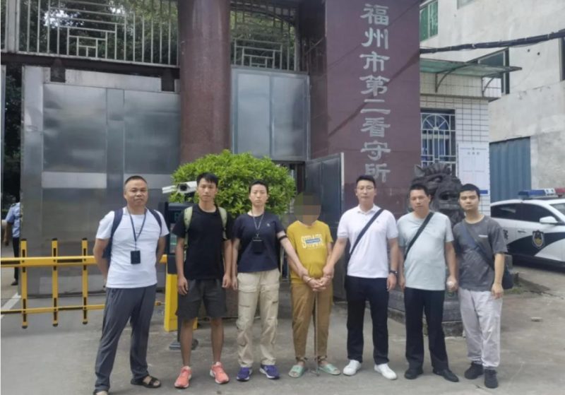 一名女性因涉嫌谋杀前夫而逃亡长达26年，在此期间，她在外省成婚并育有子女。在被捕前，她曾担任当地村委会的会计职位。-同恩资源分享网