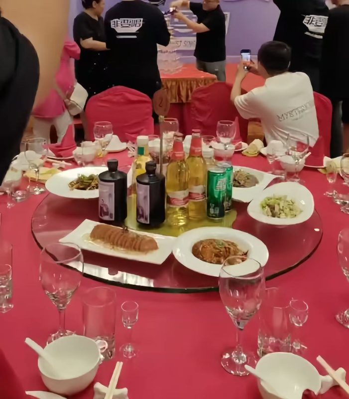 图片[5]-岳云鹏，这位喜剧界的“活宝”，演唱会落幕的喜悦还未散去，却意外迎来了一幕令人咋舌的“恶心”场景——岳云鹏被逼捐。-创优资源分享网