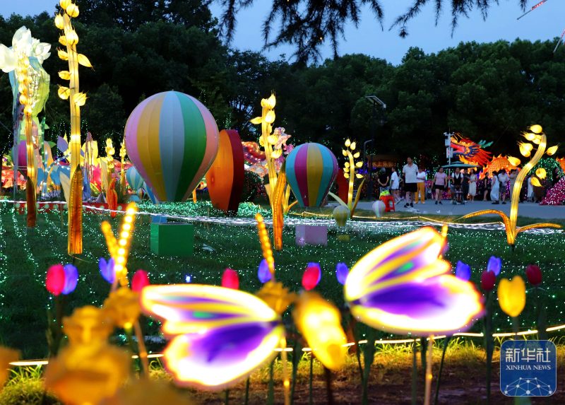 图片[3]-在炎热的夏季，各地在商业、旅游和展览等多个方面积极创新，致力于开拓夜间消费的新模式和新领域，不断激发“夜经济”的生机与活力，助力消费水平的提升和品质的升级。-创优资源分享网