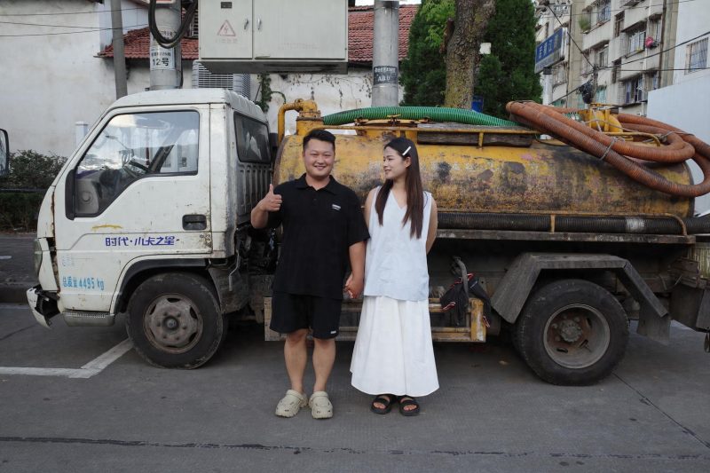 95后“掏二代”日常：白天驾驶清粪车，夜晚驾驭奔驰，女友为爱辞职跨省相会-同恩资源分享网