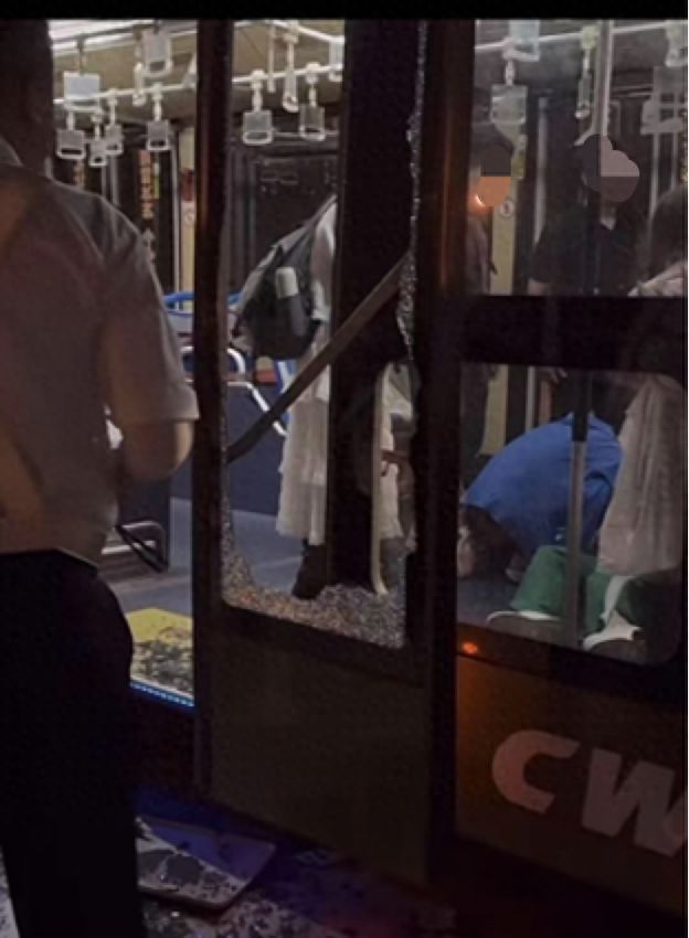 图片[2]-在西宁曹家堡机场，一辆机场摆渡车内人满为患，疑似未开启空调，导致车内闷热难忍。一名女乘客因此晕倒，随后乘客们为了自救，不得不砸碎车窗。目前，机场方面已经介入对此事件的调查。-创优资源分享网