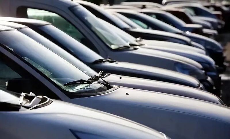 在炎炎夏日，车辆经过长时间暴晒后，许多车主急于降温，常常犯下了一个极为危险的习惯。-创优资源分享网