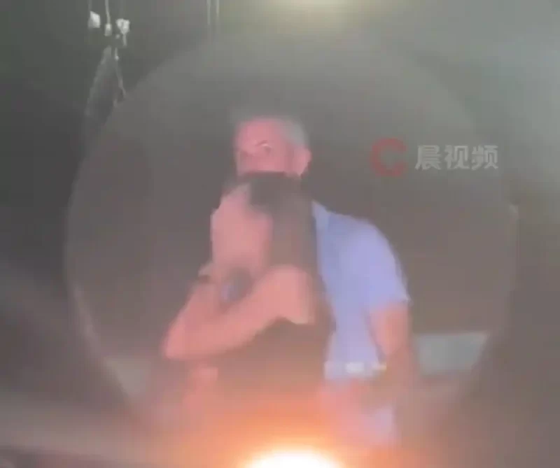 美企高管演唱会亲密搂抱，引发网友热议与公司调查-同恩资源分享网