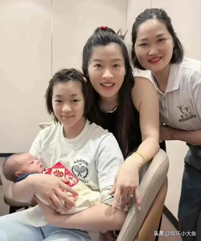 图片[3]-最新照片中，全红婵亮相师兄孩子满月庆祝宴会，其神态略显倦容，但抱娃的姿态却十分娴熟。-创优资源分享网