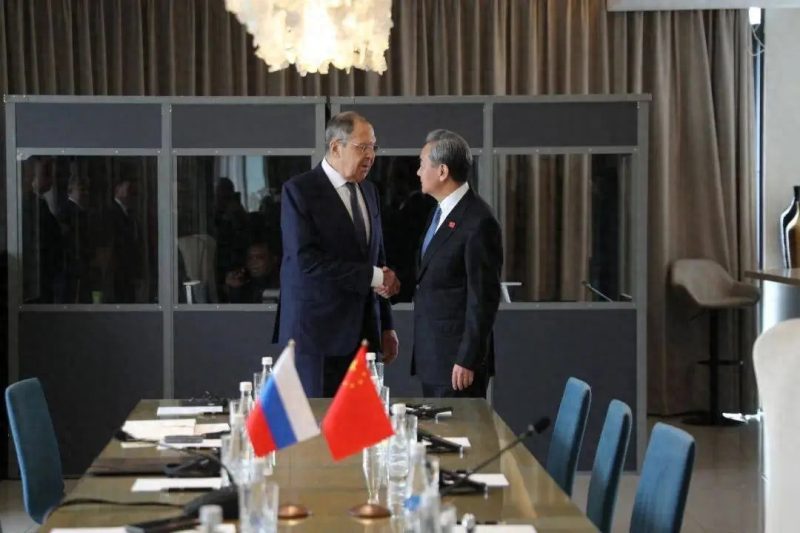 在短短三天内，中国外长王毅与俄罗斯外长拉夫罗夫进行了两次会面，这在中俄关系的历史上实属少见。王毅外长用三个“最”来总结双方的新认识。-创优资源分享网