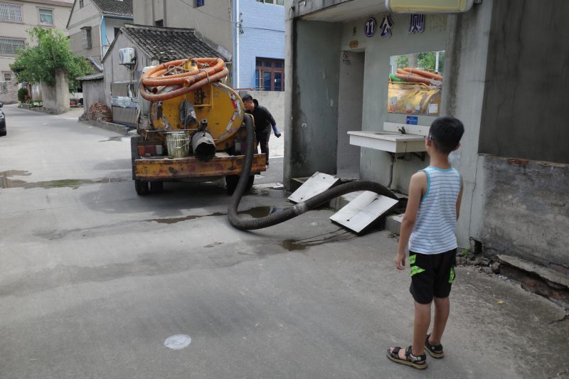 图片[4]-95后“掏二代”日常：白天驾驶清粪车，夜晚驾驭奔驰，女友为爱辞职跨省相会-创优资源分享网