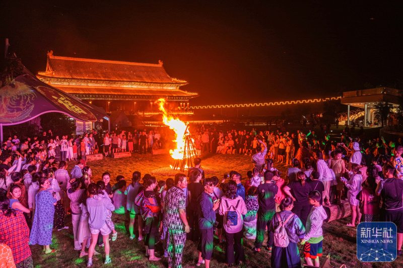 图片[5]-在炎热的夏季，各地在商业、旅游和展览等多个方面积极创新，致力于开拓夜间消费的新模式和新领域，不断激发“夜经济”的生机与活力，助力消费水平的提升和品质的升级。-创优资源分享网