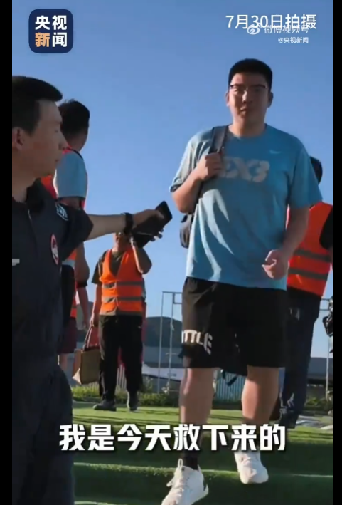 洪水中，儿子坚推妈妈上飞机，泪目重聚，见证生死亲情。-同恩资源分享网