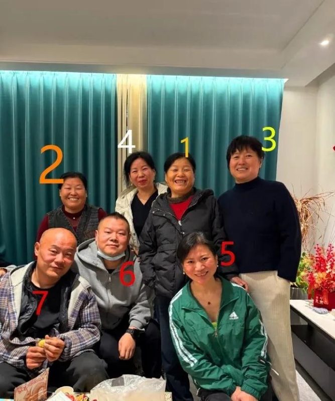 图片[10]-岳云鹏演唱会盛大举行，五姐妹与弟弟齐亮相，全家人身着应援服饰，共享同款面容。-创优资源分享网