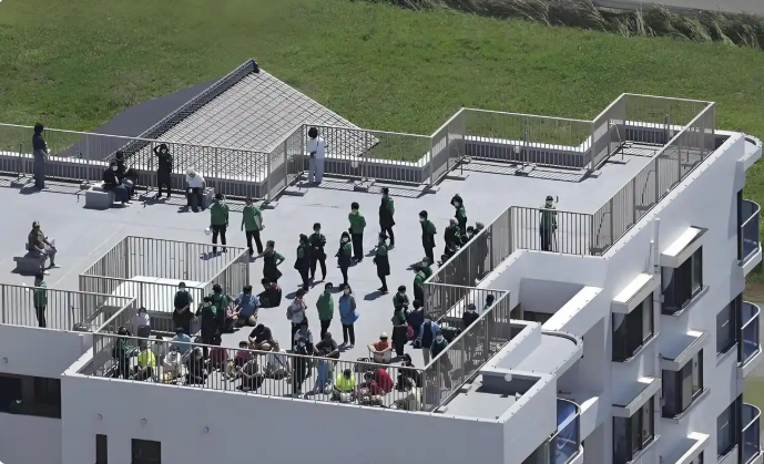 日本海啸来袭：居民涌向屋顶避险-同恩资源分享网