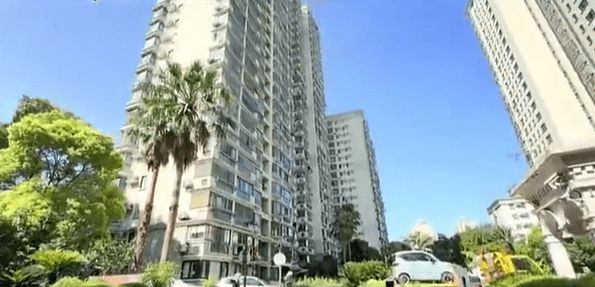 黄浦区鲁班路“卢湾都市花园”小区的施老伯夫妇遭遇了一起令人不解的房产过户事件。-创优资源分享网