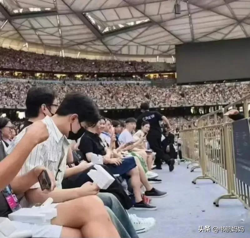 梦幻般的合作在鸟巢引爆热潮！林俊杰完成第101场演唱会压轴演出，惊喜地发现杨洋坐在第一排！-萨沙资源分享网