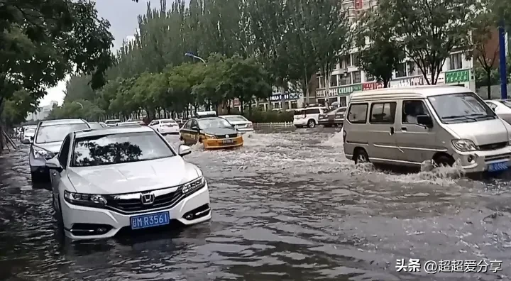 呼和浩特市遭遇了一场猛烈的大雨，土左旗的多个村庄不幸被洪水侵袭。我的朋友驾车赶到我们村，竟在车内连续睡了两日。-同恩资源分享网