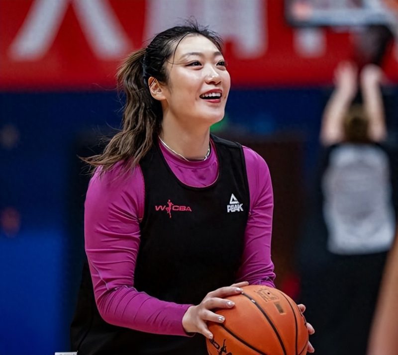 澳洲女篮以79分的巨大优势击败中国队，成为我国夺冠的强劲对手，外界纷纷呼吁紧急招募李梦以战胜对手-同恩资源分享网