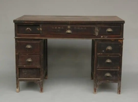 张普通的办公桌承载了非凡的意义。它见证了抗日战争胜利后，中国战区受降典礼的庄严时刻。-创优资源分享网