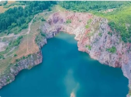针对“废弃矿坑发现白骨”的传言，安徽芜湖警方已经作出明确辟谣：实际情况是一根因浸泡在水中而表皮腐烂的枯树干。-创优资源分享网