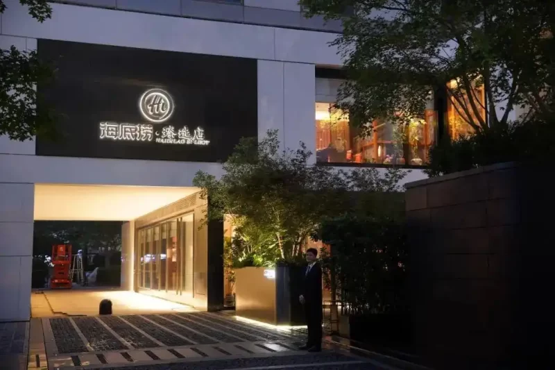 海底捞计划将人均消费提升至700元，力求打破现有经营瓶颈。-春天资源分享网