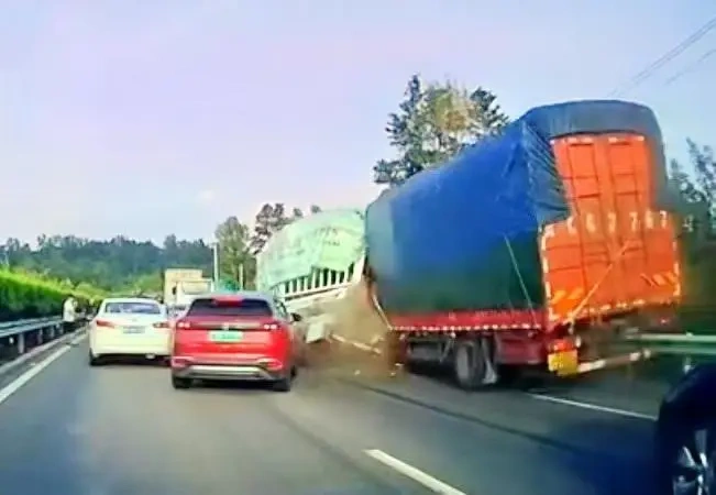 图片[4]-一辆价值9万元的汗血宝马在高速公路上不幸发生事故死亡-创优资源分享网