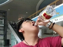 男子携带五粮液上高铁受阻，现场饮酒一饮而尽！-创优资源分享网