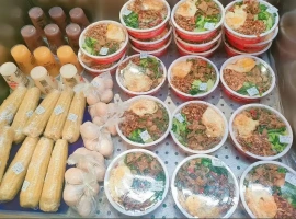 近期，湖南火车站的15元盒饭再度引发网络热议。-创优资源分享网