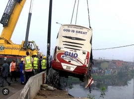 贝宁遭遇严重交通事故  一辆公交车不幸坠入河中  导致1人死亡，44人失联-创优资源分享网