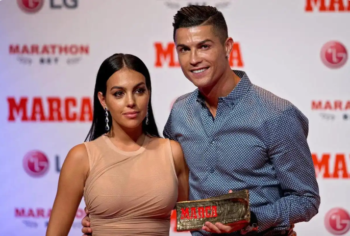 图片[2]-葡萄牙球星C罗成功向女友乔治娜求婚  他们的爱情长跑已持续9年之久-创优资源分享网