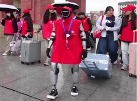 随着新学期在高校的展开，人形机器人志愿者陷入了繁忙的状态。-创优资源分享网