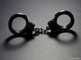 在陕西，一位班主任利用个人“小号”向数名女学生发送不雅信息，这一行为被警方判定为构成猥亵。-创优资源分享网