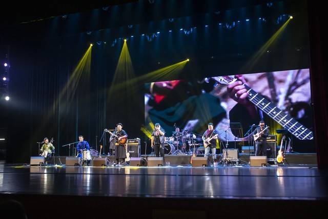 图片[2]-在伍佰的演唱会上，歌迷们齐声高呼“加班”，-创优资源分享网