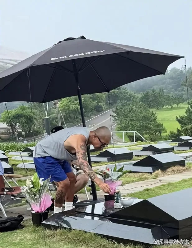 图片[2]-具俊晔于七夕佳节前往金宝山陪伴大S共进早餐，墓园内布满了两人的合影。-创优资源分享网