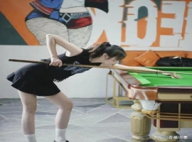 一位年仅19岁的女孩在台球厅打工，凭借自己的努力，月薪轻松突破万元大关。-创优资源分享网