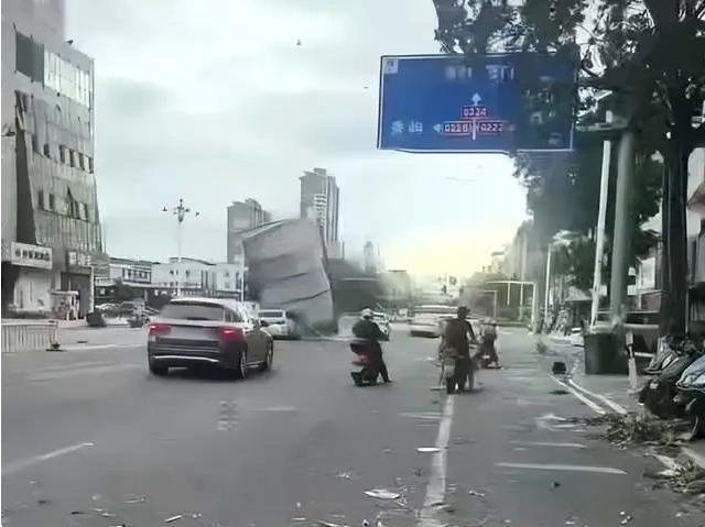 图片[1]-台风“杨柳”肆虐福建：风力发电机遭受重创，多辆汽车被坠落铁皮击中-创优资源分享网