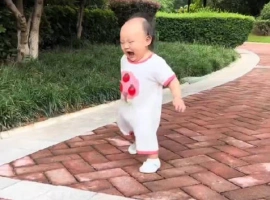 一位仅有一岁的小女孩，由于前额头发较为稀疏，网友们风趣地比喻她宛如一位经验丰富的老干部。-创优资源分享网