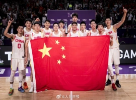 中国男篮与五星红旗合影，五星红旗，我为你自豪。-同恩资源分享网