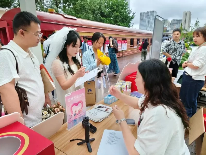 图片[2]-在七夕节举办的领证仪式上，一款别具一格的“抢眼包”成为了焦点。-创优资源分享网