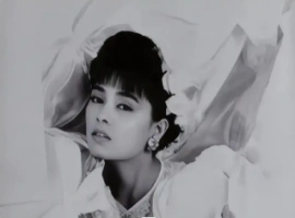 著名歌手千百惠的追悼会在北京举行，黄安悲痛至极，泪流满面，长时间不愿离开现场。-创优资源分享网