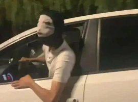 高速公路上惊现恐怖面具事件，引起众多网友热议。-创优资源分享网