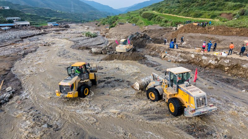 榆中县所有遭受灾害的村庄都已确保了道路畅通，通过遇水即搭建桥梁、遇石则开凿道路的方式，成功为这些村庄恢复了“生命线”。-同恩资源分享网