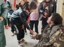 全网被拾荒者资助的女孩不幸离世，胡雷连续发布四条动态，痛哭失声。-创优资源分享网