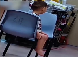 男童在母亲不幸去世后，默默守护在遗体旁数日，直至悲剧被周围人发现。-创优资源分享网