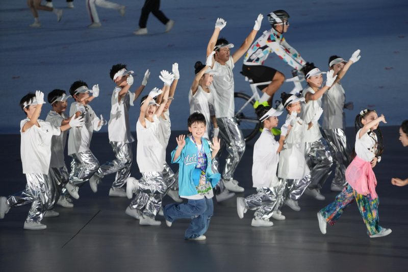 成都世运会开幕式上，一位9岁的小男孩担任领舞：他通过街舞展示了自己的自信与快乐。-同恩资源分享网