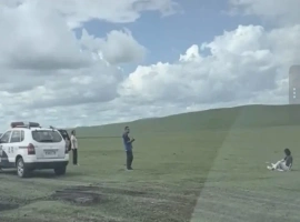 黑龙江省黑河市中级人民法院：法院干警在执行公务过程中协助游客拍摄照片-创优资源分享网