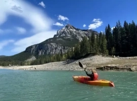 加拿大夫妇划船意外，父亲遇难，母亲失温，儿子遗体4天后被发现，提醒游玩需注意安全。-创优资源分享网