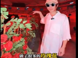华晨宇在七夕佳节精心准备了八万朵玫瑰花。-创优资源分享网
