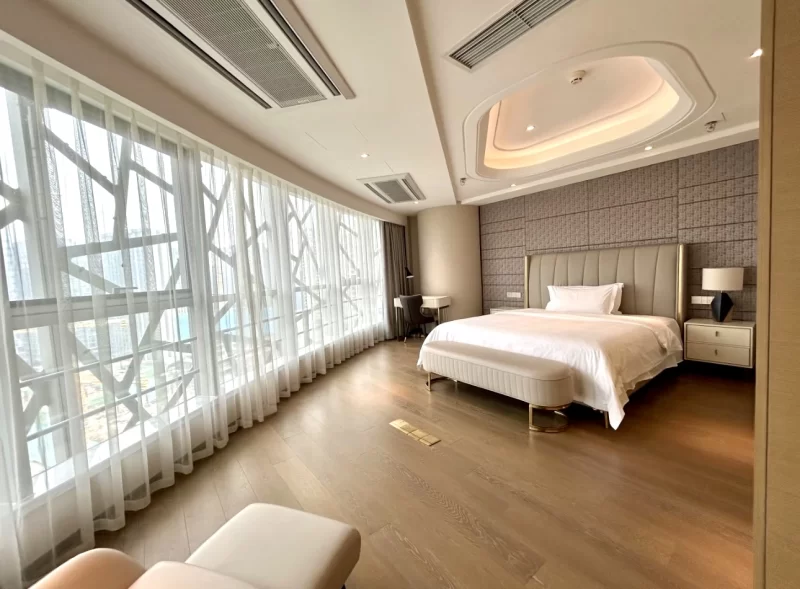 图片[2]-原本承诺在清洗玻璃外墙前会提前告知，但女子因未拉上窗帘，裸睡时被突然出现的工人惊醒了。-创优资源分享网