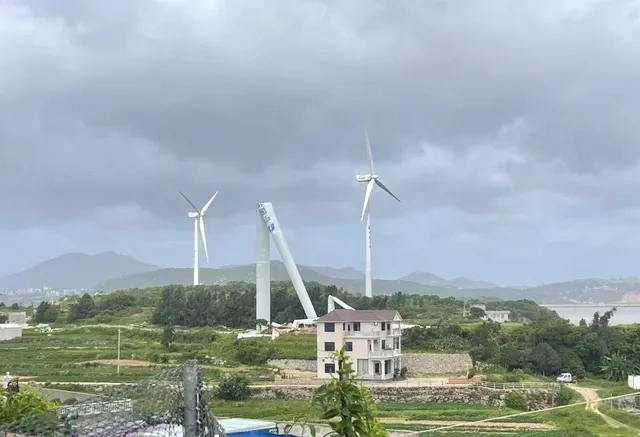 图片[3]-台风“杨柳”肆虐福建：风力发电机遭受重创，多辆汽车被坠落铁皮击中-创优资源分享网