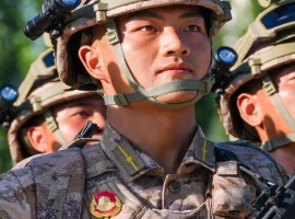 汶川地震的幸存者如今跻身阅兵方阵，成为众人关注的焦点。-创优资源分享网