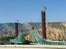 在川青铁路青海段，尖扎黄河特大桥的施工过程中发生了一起事故，导致施工绳索断裂。这一事故造成了7人不幸遇难，另有9人下落不明。-创优资源分享网