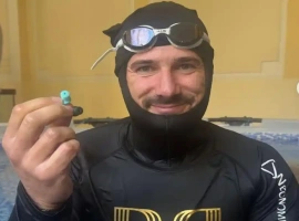 一名男子在水下屏息达到了29分钟，这一成绩刷新了世界纪录，其持续时间大约是海豚屏息时间的两倍。-创优资源分享网